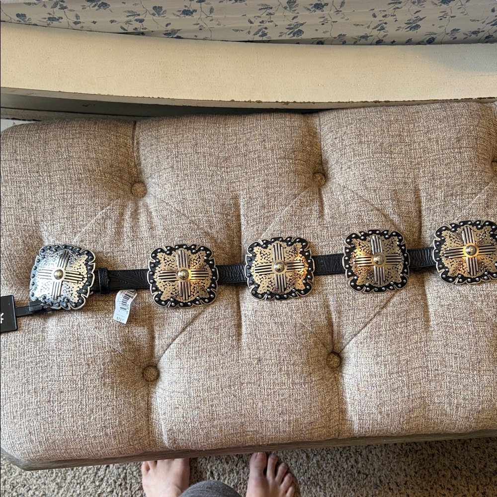 Western Concho Stretch Belt in Black and Gold - Picture 3 of 4